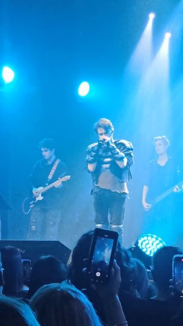 8.11.2024 "Акробаты разбитых надежд" (Баста), концерт Ярослава Баярунаса