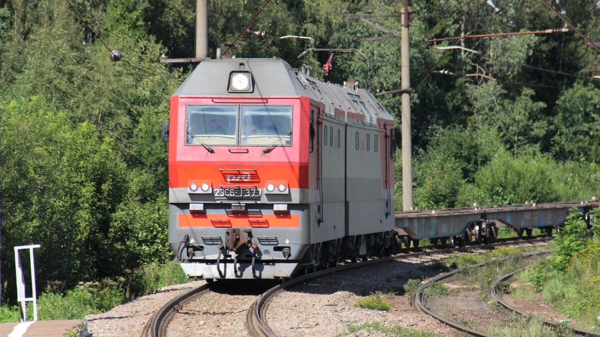 2ЭС6 - 1337 с платформами проследует платформу Депо (БМО).