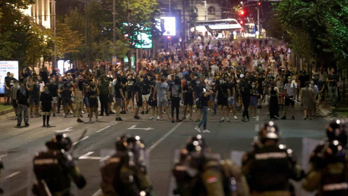 Митингующие в Сербии подожгли здание правящей партии