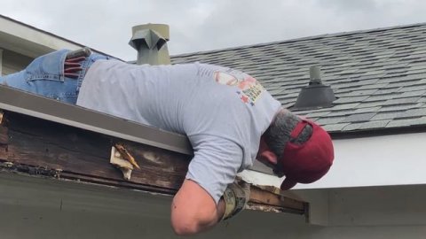 Тайна гнилого карниза: как мы спасали дом у озера Чапала