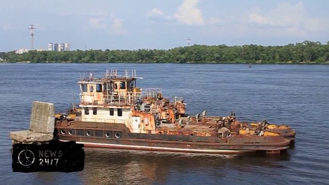 Во Владивостоке загорелся катер с пассажирами