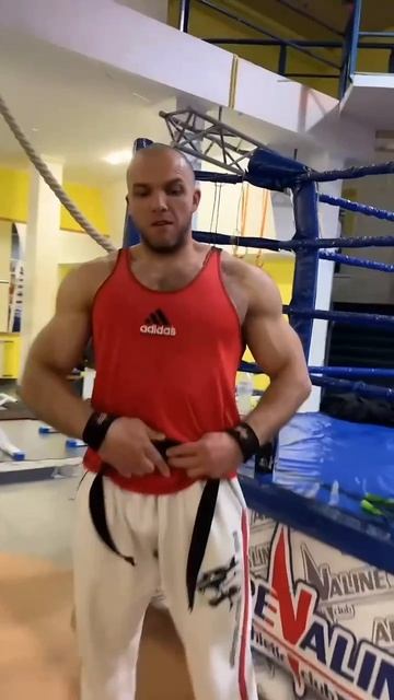 дрищ против качка 
Кто победит?