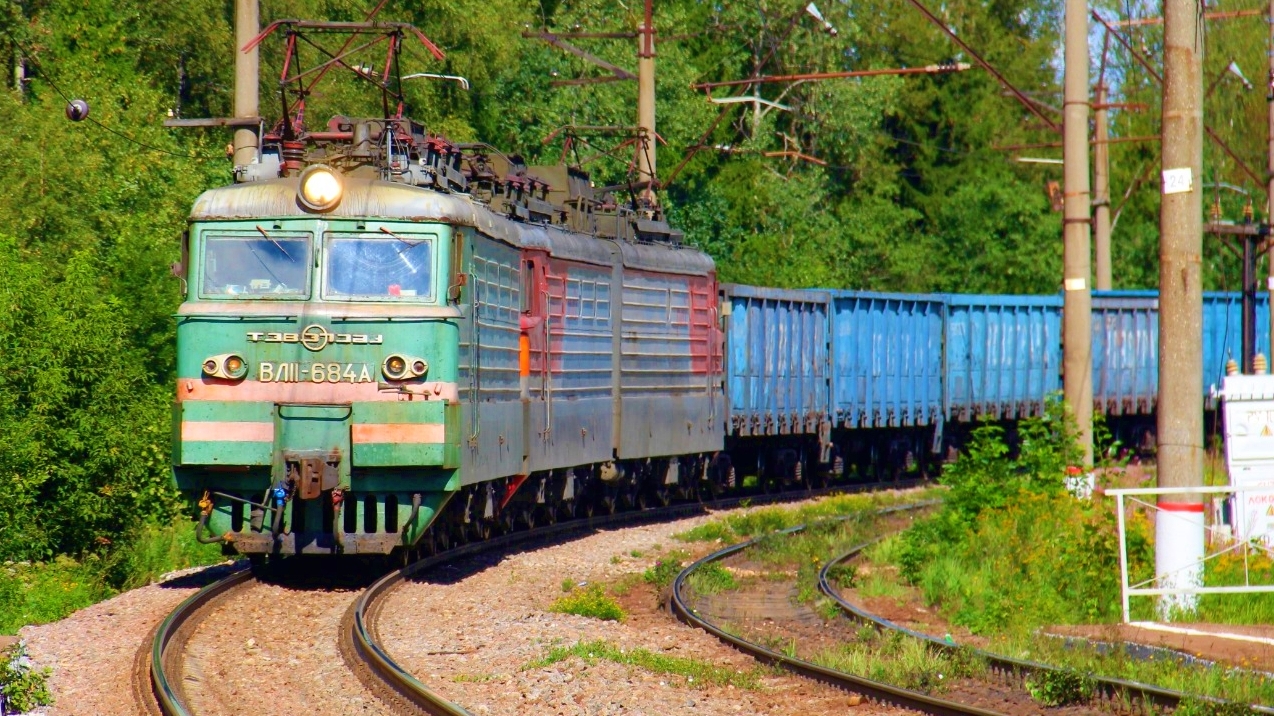 ВЛ11 - 684А/702 с грузовым поездом проследует платформу Депо.