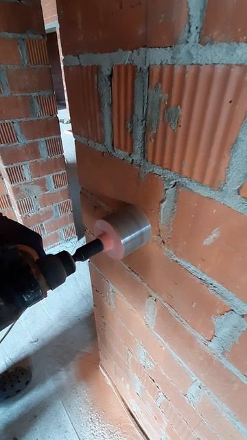 Простые шаги для создания идеального отверстия в кирпичной стене