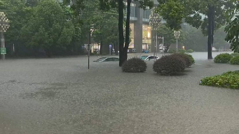 Не менее восьми человек погибли в результате наводнения в Китае