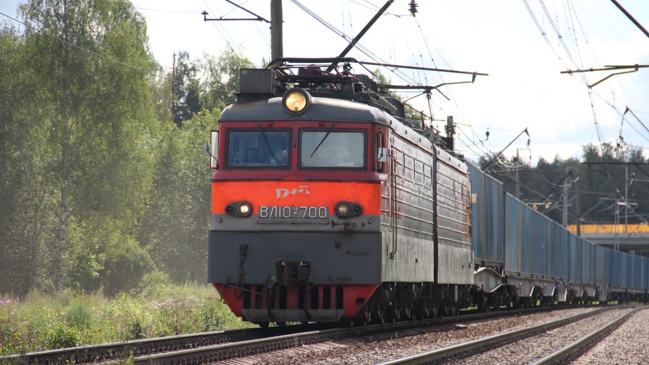 ВЛ10У - 700 с контейнерами проследует платформу Депо (БМО).
