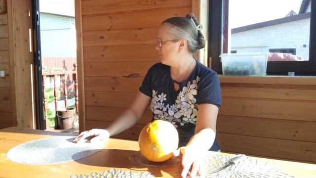 Начала убирать в теплице! Убираю вазоны. Дыня моя поспела, давайте попробуем!