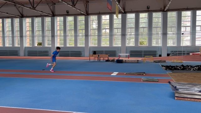 4 С маховой ноги прыжок в длину с короткого разбега 5 беговых шагов с жесткого моста