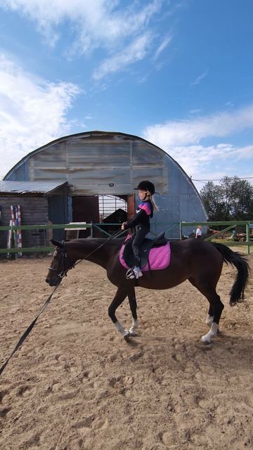 Аня и Флейта, на первом занятии на плацу рысь на корде.