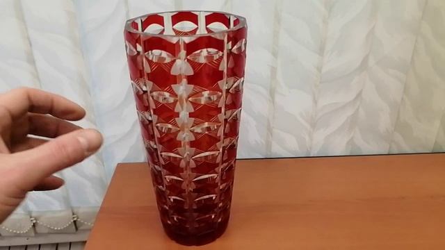 красная большая ваза
