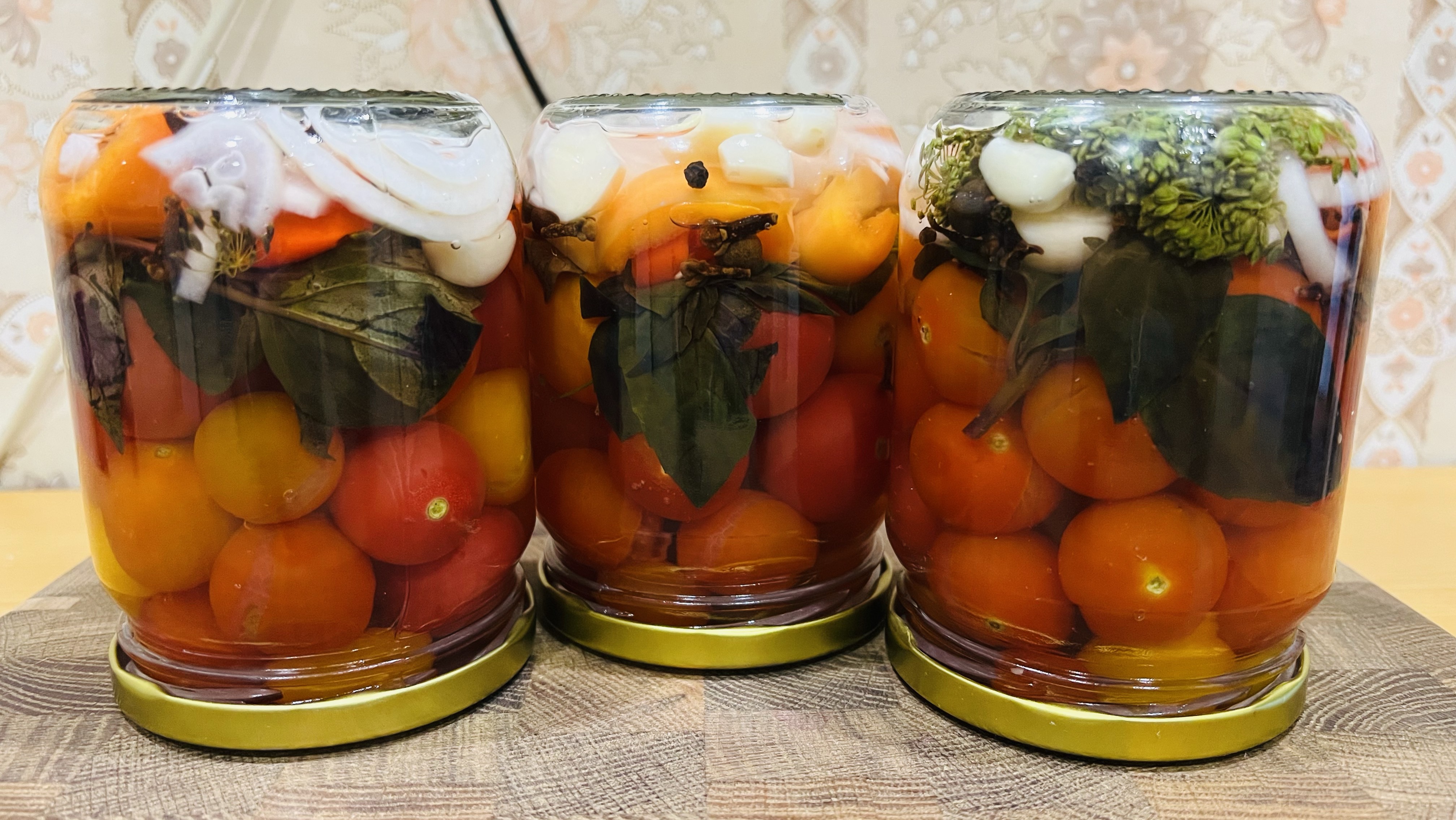 КОНСЕРВАЦИЯ. МАРИНОВАННЫЕ ПОМИДОРЫ с БАЗЕЛИКОМ.