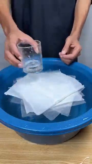 TRY TO GUESS HOW MANY TISSUE PAPERS CAN HOLD GLASS #satisfying #experiment #science #asmr #water