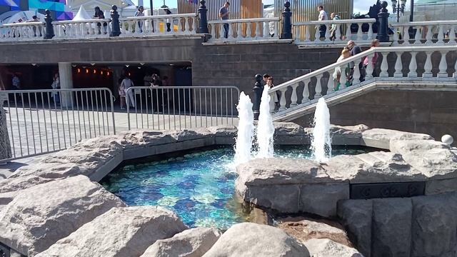 2025-08-15 2025-08-15 Фонтан рядом с Лисой и Журавлем