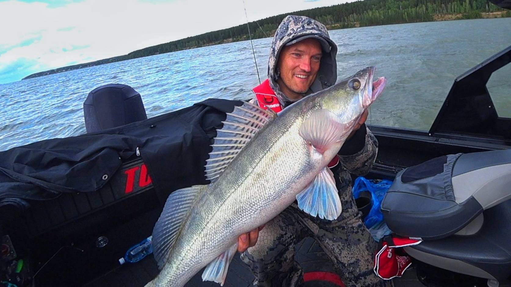 РЫБАЛКА ДО ДРОЖИ! ОПЯТЬ ПРОБЛЕМА ЗА ПРОБЛЕМОЙ! Рыбалка на пелагического судака