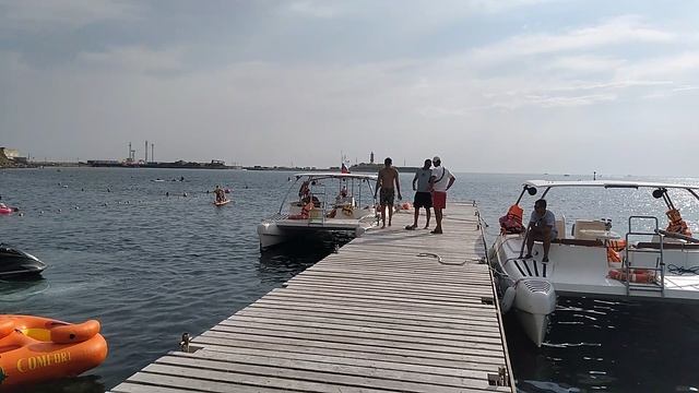 Готовимся, сейчас поплывём на яхте по Чёрному морю в Большом Утрише