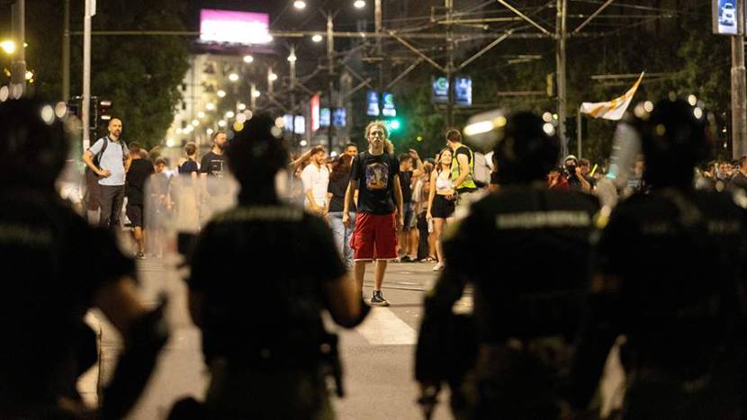 Вучич пообещал принять решительные меры по поводу беспорядков в Сербии