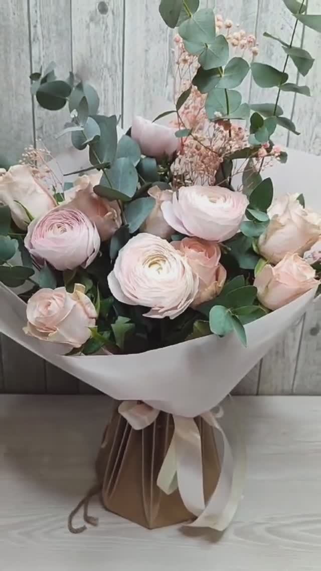 Букет из роз, ранункулюсов и эвкалипта