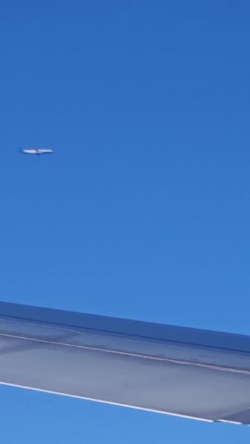 2 самолёта в небе, параллельно