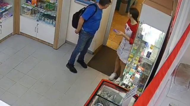 В Ангарске скуф пытался сфоткать трусики аптекарши и попал на видео
