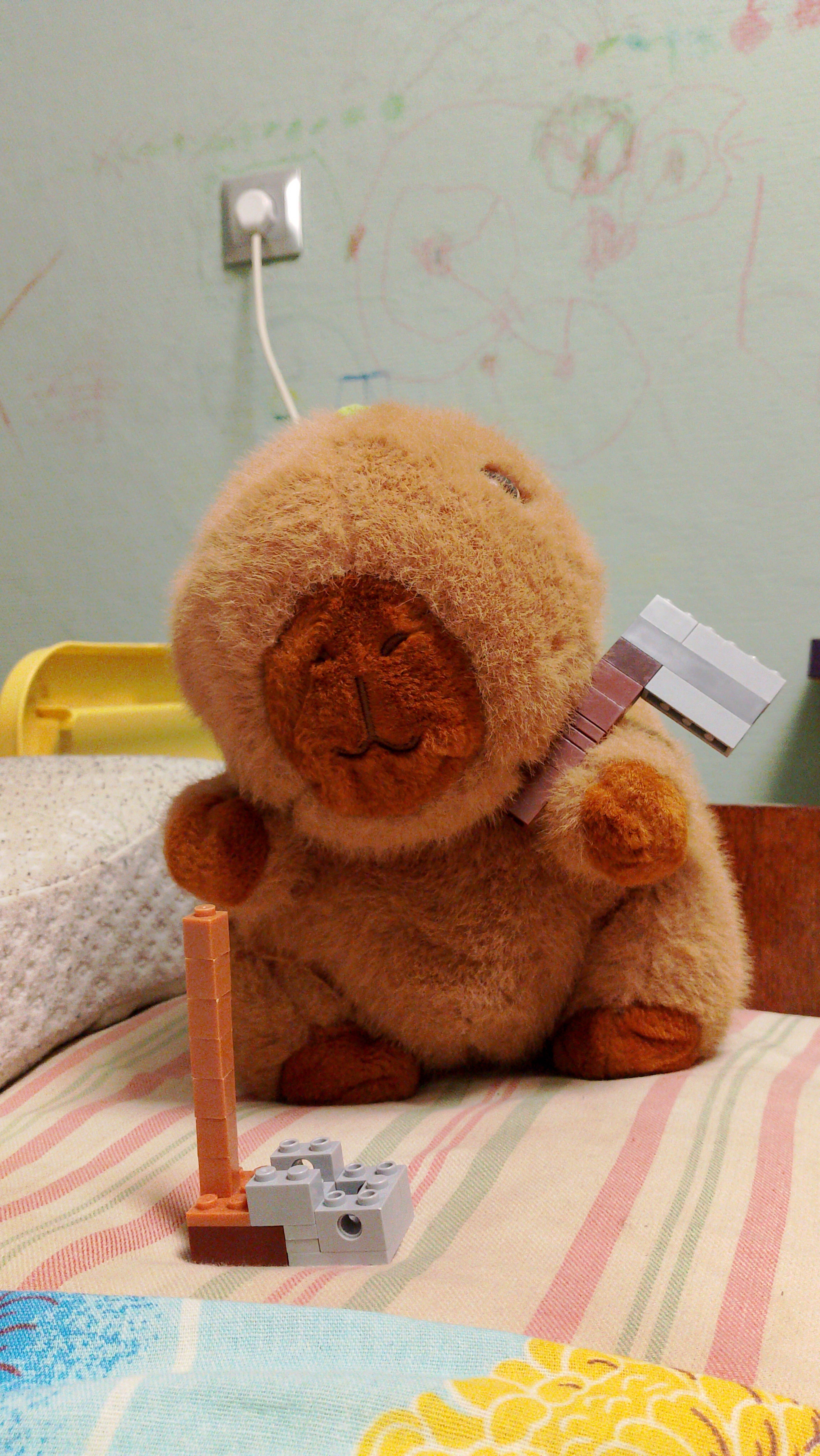 Бобрик играет 99 в лесу