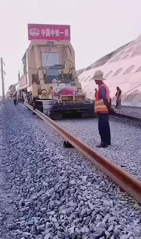 Просто китайцы. Просто строят железную дорогу. Быстро