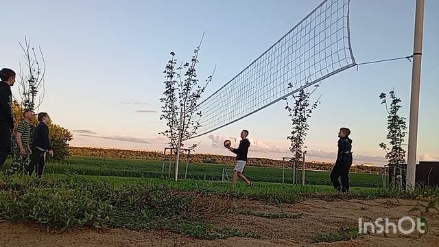 Вечерний пионерболл