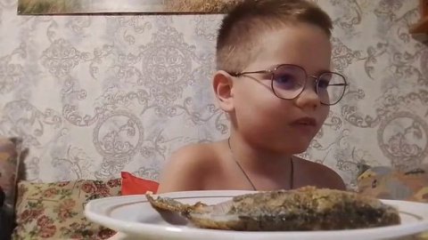 Бабушка пожарила карасей, пробую 17-08-2025