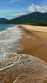 ✨ DJI Avata парит над пляжем Ланг Ко, Вьетнам 🌴Золотой песок, тёплые волны и завораживающие виды