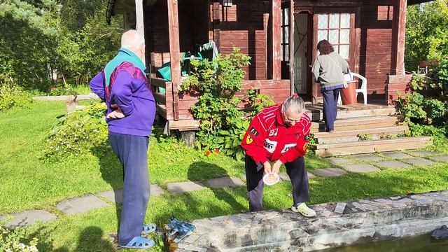 Мелких рыбёшек запустили в бассейн... зачем?