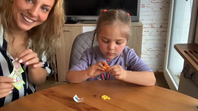 Evelia i Mama собираем киндер яйцо по эвелинским правилам