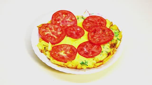 Омлет с картошкой, помидором и сыром.