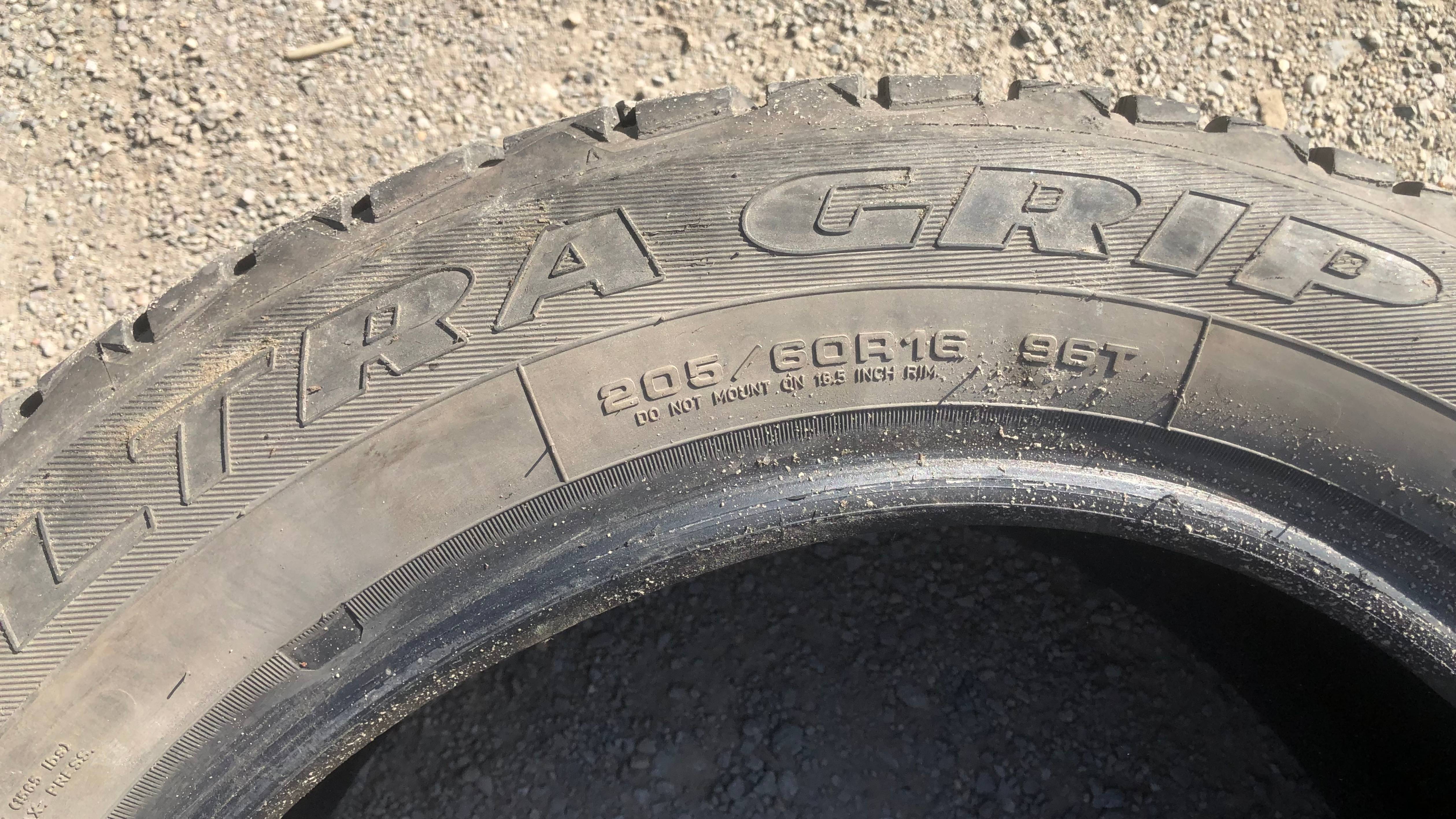 Шина б/у Goodyear UltraGrip Ice Arctic 205/60 R16 96T XL