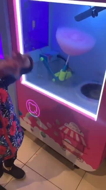 Миньоны едят сладкую вату!  Les minions et la barbe à papa