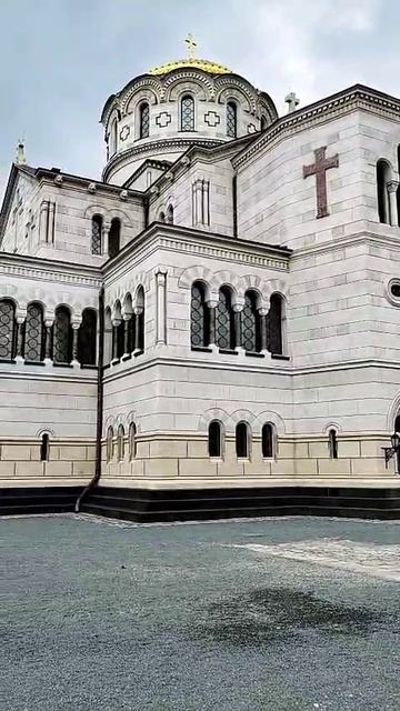 Памятник Князю Владимиру у Свято-Владимирского собора в Херсонесе Таврическом.