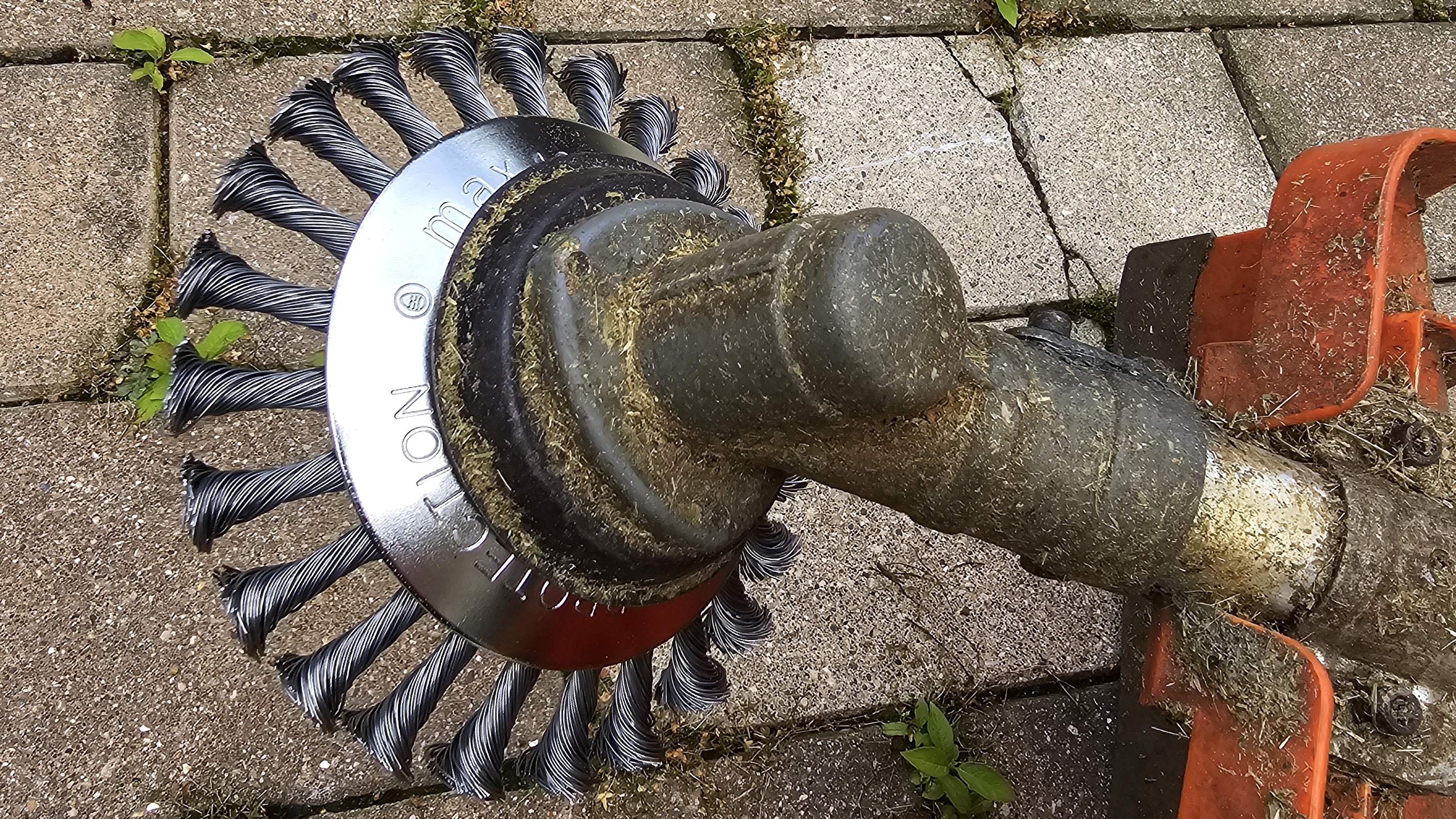 Чистка плитки от сорняков и мха