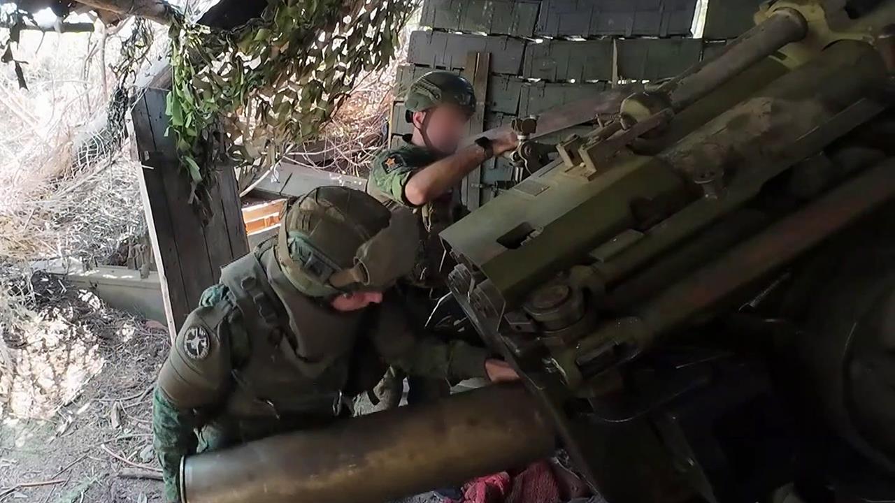 Артиллеристы "Южной" группировки войск расчищают дорогу штурмовым отрядам в направлении Константи...