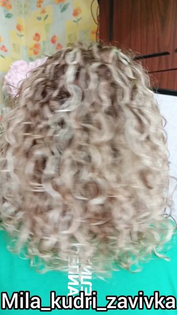 Вертикальная завивка на мелированных плотных, вьющихся, пористых полужёстких волосах средней густоты