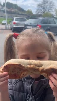 Evelia Pizza, ем Усы из пиццы