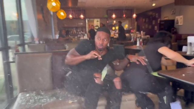 Машина въехала в бургерную, прямо в двух блоггеров