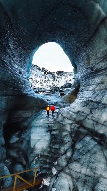 Исландия Ледяная пещера Катла - это уникальная пещера, расположенная в леднике Кетлуйекюдль.