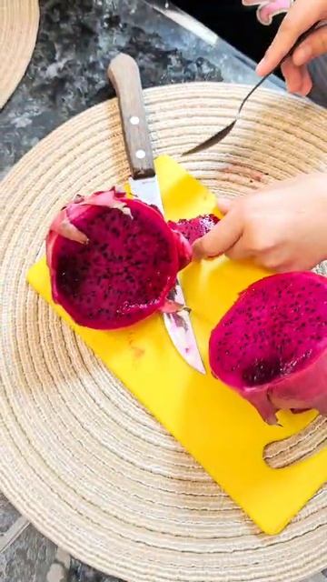 Пробую драконий фрукт