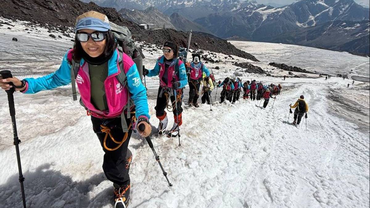 Группа Клуба 7 Вершин SUPER GIRLS на тренировочных занятиях на склоне Эльбруса