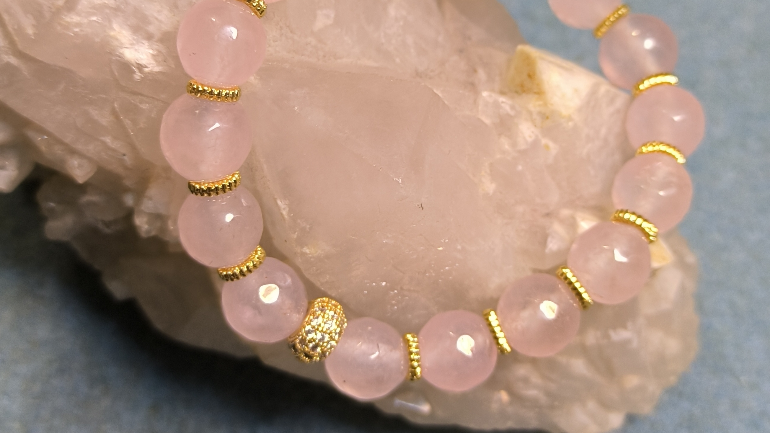 Браслет на силиконовой резинке с гранёным розовым кварцем