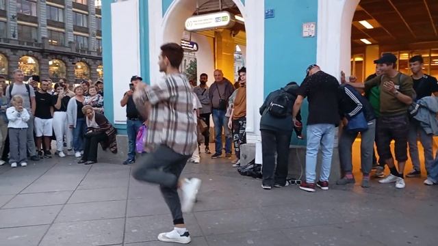 ТАНЦОР МАЙКЛ И САША ТАНЦУЮТ НА НЕВСКОМ