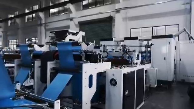 Как делают мусорные и фасовочные пакеты? | Пакетоделательная машина в работе