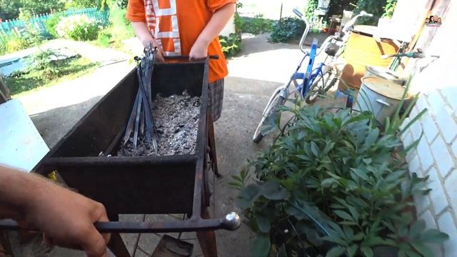 ВЛОГ!Коптим леща/Жарим шашлык из курицы/Паримся в бане/Купаемся в бассейне после бани/Накрыли поляну