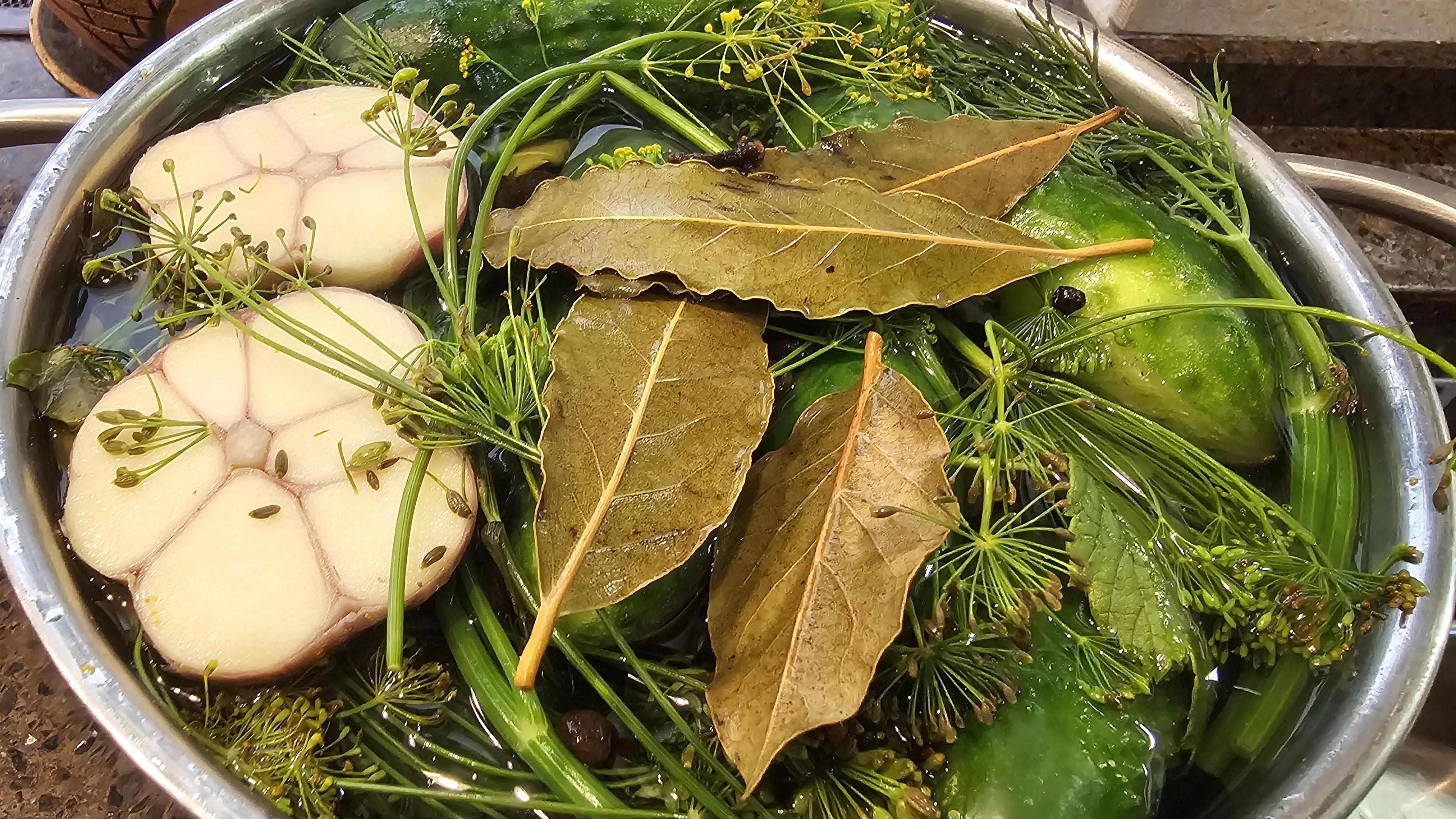 Приготовление хрустящих малосольных огурчиков