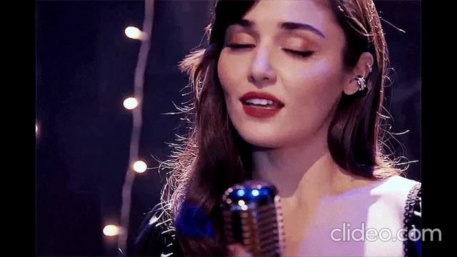 ОНА ПРИВЫКЛА ЖИТЬ ОДНА И МИР НИ С КЕМ СВОЙ НЕ ДЕЛИЛА ОНА РЕШАЛА ВСЁ САМА ЕЙ ЭТО ПРИДАВАЛА СИЛЫ.....