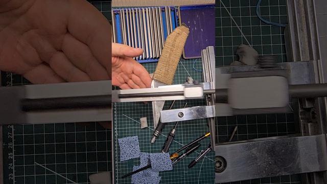 Чистка абразива меламиновой губкой во время заточки.