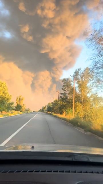 🔥  Кременчуг. Кадры с земли.

Так и появился «дымный хвост» аж до Кривого Рога  !!!